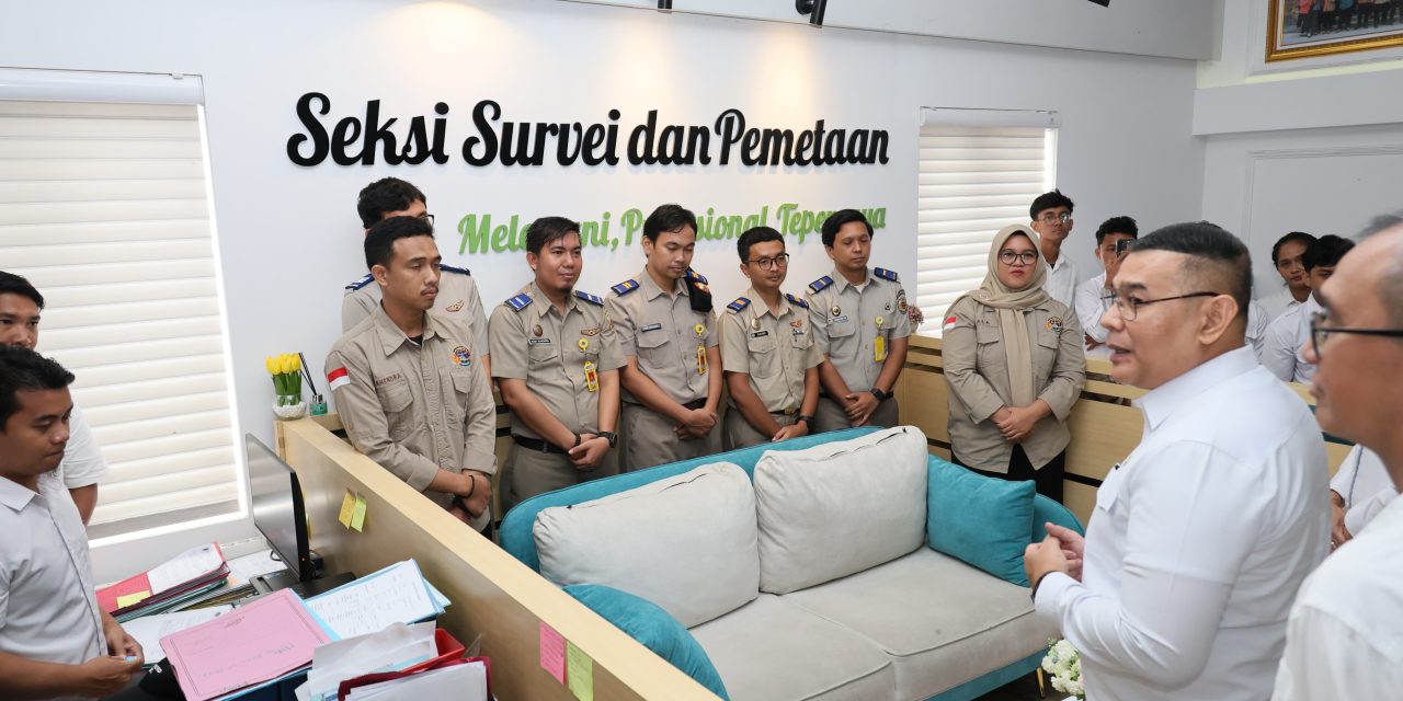 Kunjungi Kantah Kabupaten Kubu Raya, Wamen ATR/Waka BPN Serahkan Tiga Sertipikat Wakaf