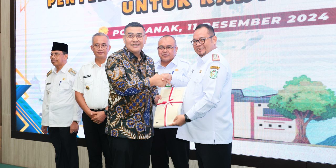 Wamen ATR/Waka BPN Serahkan 270 Sertipikat Tanah Elektronik di Kalbar, Berikan Nilai Tambah Ekonomi dan Keamanan Aset untuk Rakyat