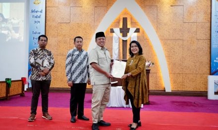 Jelang Perayaan Natal Menteri Nusron Serahkan Sertipikat untuk Gereja yang Berdiri sejak 1968