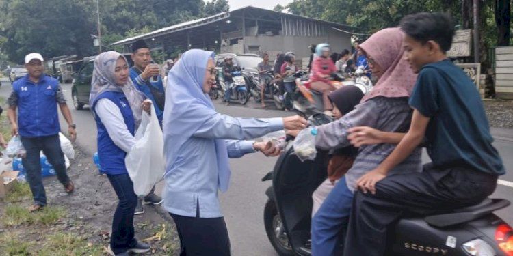 Demokrat Cirebon Tebar Kebaikan: Ratusan Takjil Dibagikan ke Warga dan Pengendara