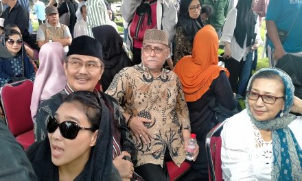 Prof. Jimly Assiddiqie dan Olivia Zalianty Hadiri Pemakaman Ray Sahetapy dengan Penuh Haru