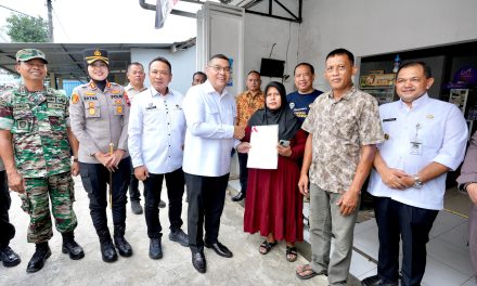 Serahkan Sertipikat Elektronik Door to Door di Semarang, Wamen Ossy Tekankan Soal Keamanan dan Kemudahan Akses