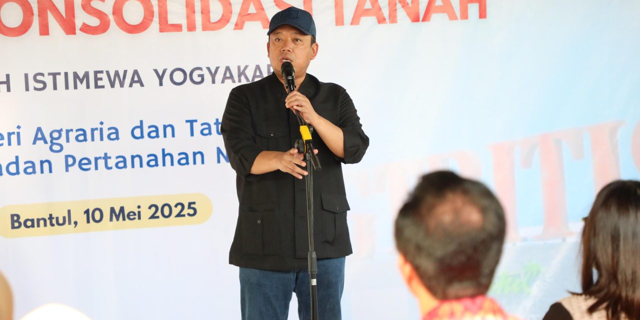 Serahkan Sertipikat Hasil Konsolidasi Tanah Tutupan Jepang, Menteri Nusron Berpesan agar Warga Hati-Hati Jaga Sertipikat