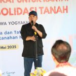 Serahkan Sertipikat Hasil Konsolidasi Tanah Tutupan Jepang, Menteri Nusron Berpesan agar Warga Hati-Hati Jaga Sertipikat