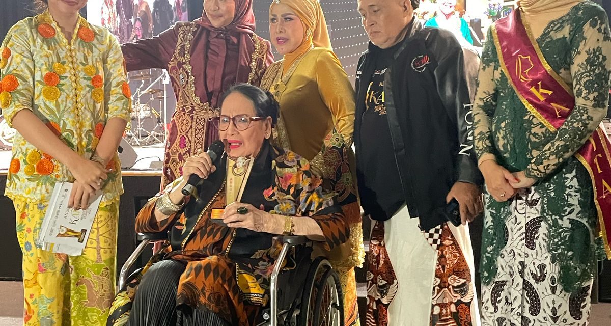 Connie Sutedja Menangis, Menerima Anugerah Kartini Musik dan Film Kategori Pengabdian Seumur