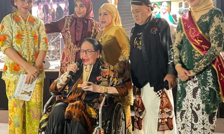 Connie Sutedja Menangis, Menerima Anugerah Kartini Musik dan Film Kategori Pengabdian Seumur