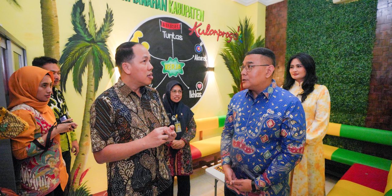 Kunjungi Kantah Kabupaten Kulon Progo, Wamen Ossy Sosialisasikan Langsung Keunggulan Sertipikat Elektronik ke Masyarakat
