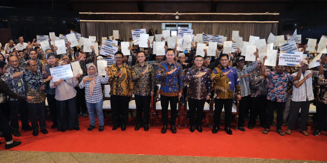 Pemerintah Serahkan 1.120 Sertipikat Tanah untuk Transmigran di Sukabumi, Wamen Ossy: Ini Pengakuan Negara