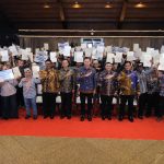 Pemerintah Serahkan 1.120 Sertipikat Tanah untuk Transmigran di Sukabumi, Wamen Ossy: Ini Pengakuan Negara
