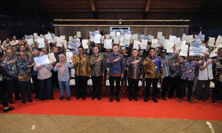 Pemerintah Serahkan 1.120 Sertipikat Tanah untuk Transmigran di Sukabumi, Wamen Ossy: Ini Pengakuan Negara