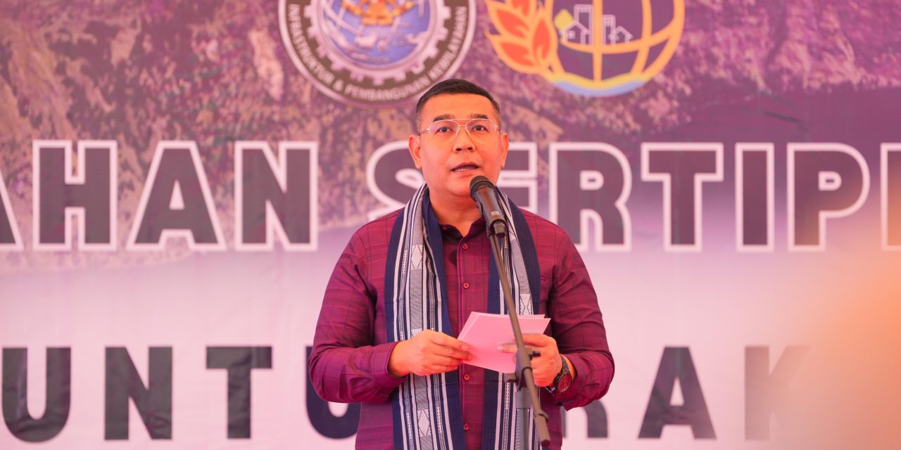 Wamen Ossy Serahkan Sertipikat Tanah di Lombok Barat, Bukti Negara Hadir Lindungi Hak Rakyat
