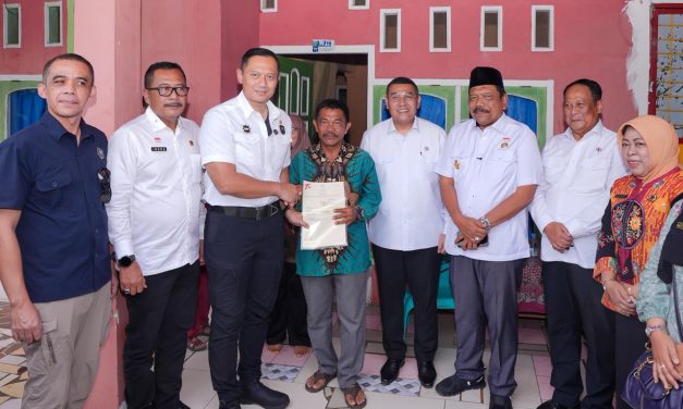 Bersama Menko AHY Serahkan Sertipikat Tanah untuk Rakyat di Bengkulu, Wamen Ossy Apresiasi Peran Pemerintah Daerah
