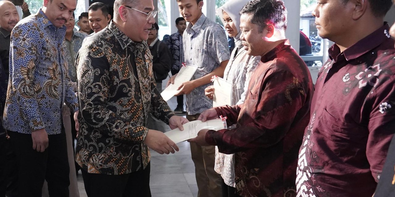 Serahkan Sertipikat ke Penggiat UMKM di Garut, Wamen Ossy Harap Masyarakat Dapat Kembangkan Usaha dan Tingkatkan Taraf Ekonomi