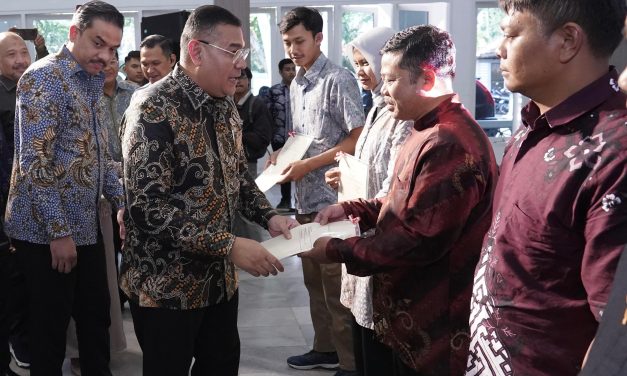Serahkan Sertipikat ke Penggiat UMKM di Garut, Wamen Ossy Harap Masyarakat Dapat Kembangkan Usaha dan Tingkatkan Taraf Ekonomi