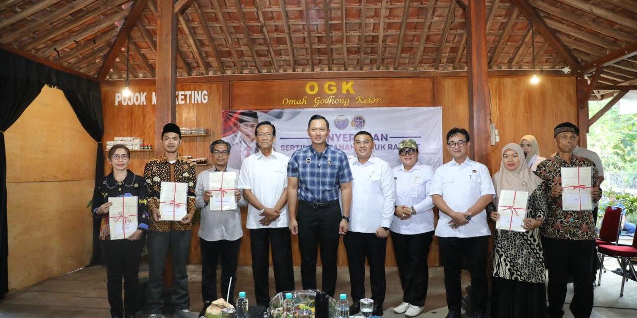 Dampingi Menko AHY Serahkan Sertipikat di Gunungkidul, Wamen Ossy: Ini Wujud Nyata Kolaborasi