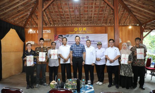 Dampingi Menko AHY Serahkan Sertipikat di Gunungkidul, Wamen Ossy: Ini Wujud Nyata Kolaborasi